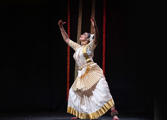 Mohiniyattam performance by Vidya Pradeep in traditional attire