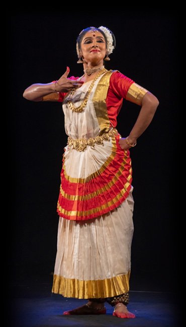 Mohiniyattam dancer Vidya Pradeep stage performance